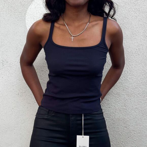 Vuori Pose Tank Top in Black - Picture 6 of 8